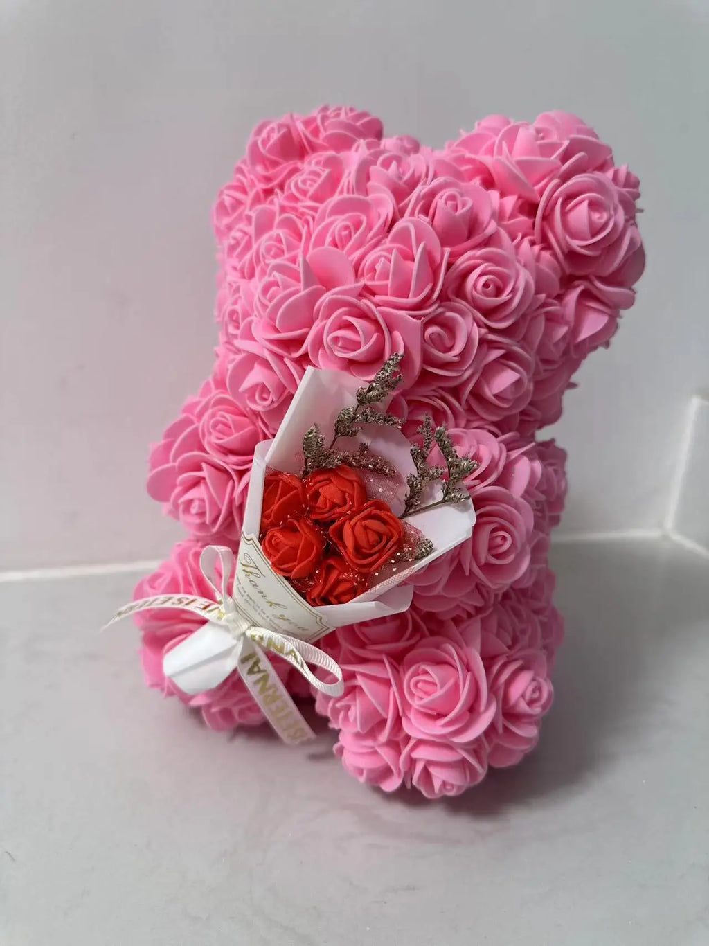 Oursons en rose artificielle de différente couleur pour offrir a saint valentin ou autre fête.