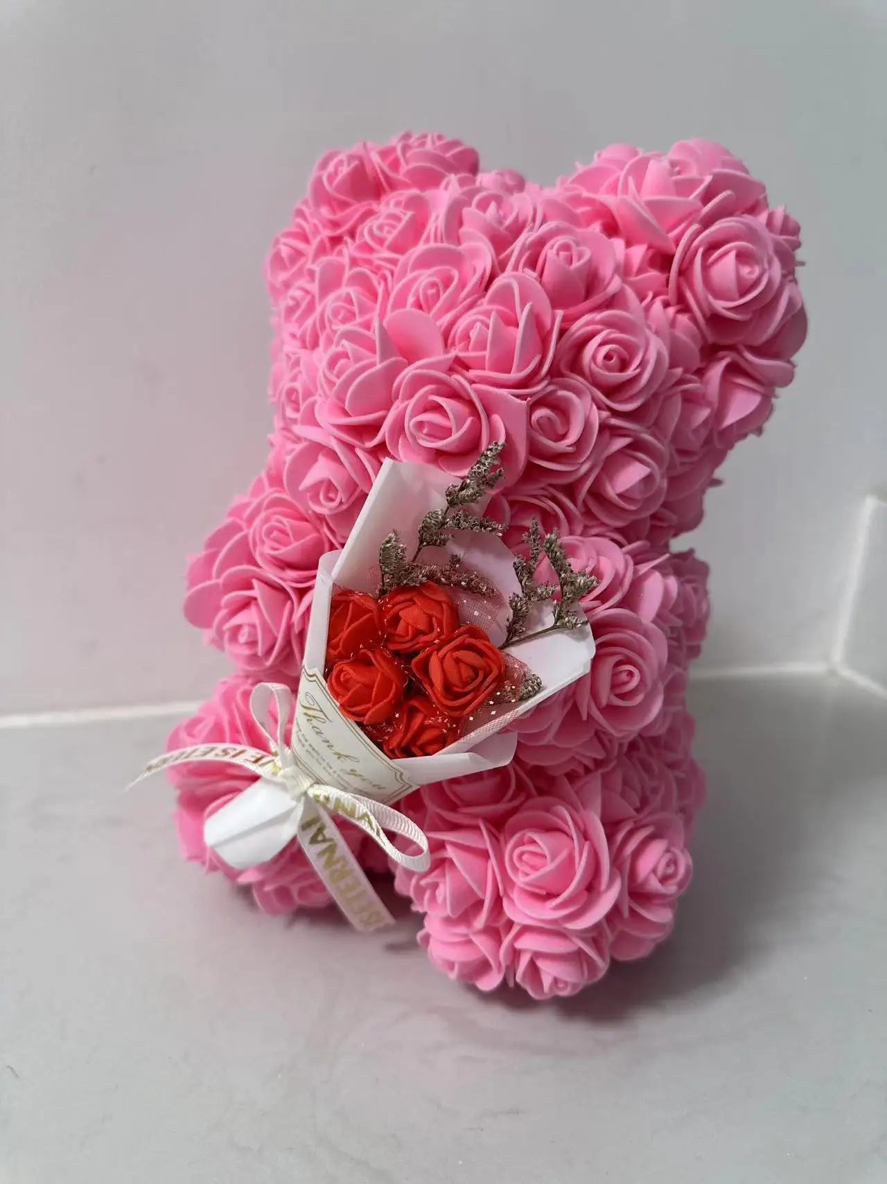 Oursons en rose artificielle de différente couleur pour offrir a saint valentin ou autre fête.