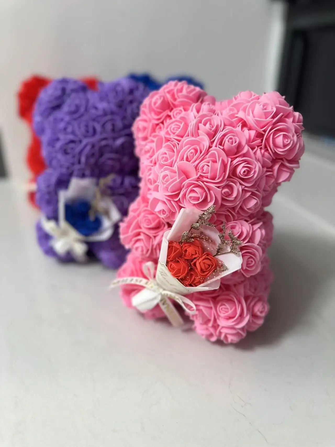 Oursons en rose artificielle de différente couleur pour offrir a saint valentin ou autre fête.