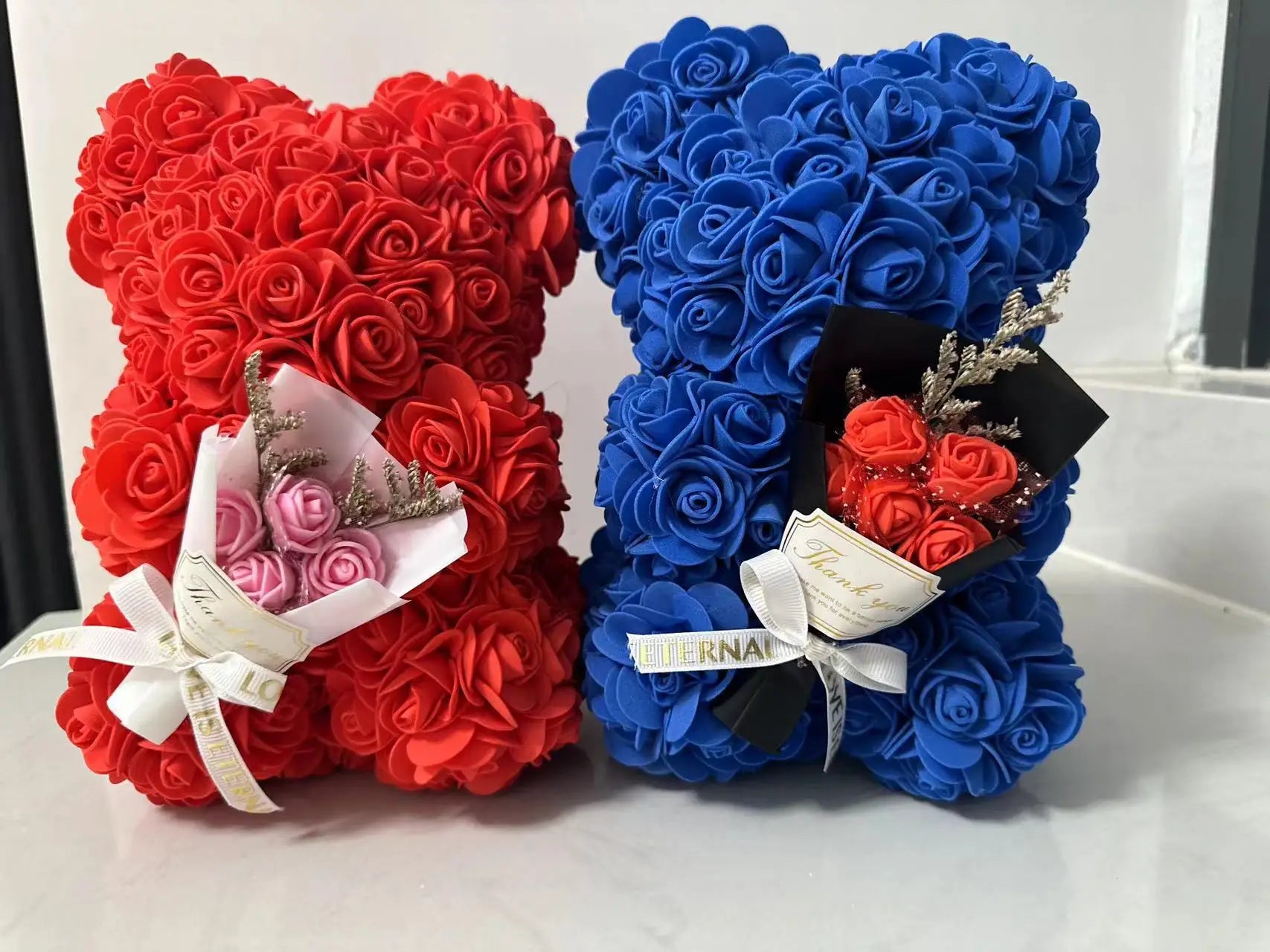 Oursons en rose artificielle de différente couleur pour offrir a saint valentin ou autre fête.