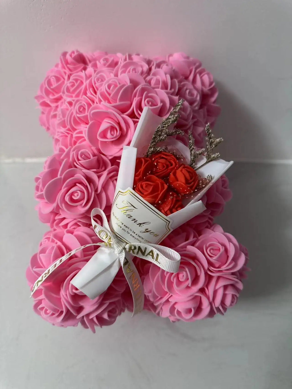 Oursons en rose artificielle de différente couleur pour offrir a saint valentin ou autre fête.